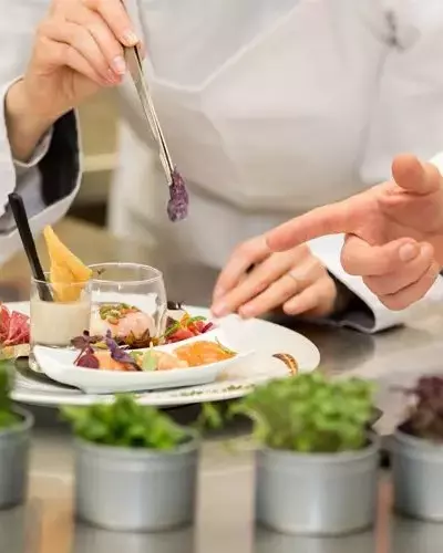 Online Culinary School: Educational Structure, Core Knowledge, and Learning Context